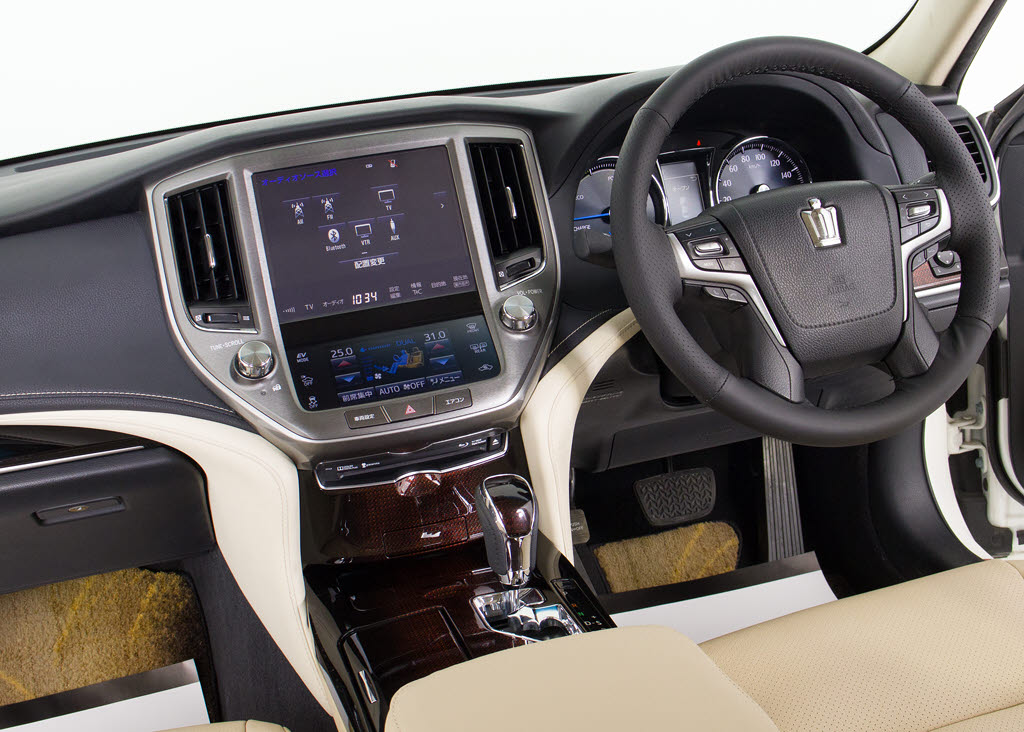 使いやすさや安全性を追求したステアリング
周り！高級車ゆえにスイッチ類が多いのも特
徴ですね！考え尽くされた配置ですぐに使い
こなす事が出来ますのでご安心下さい！是非
、体感してみて下さい！！