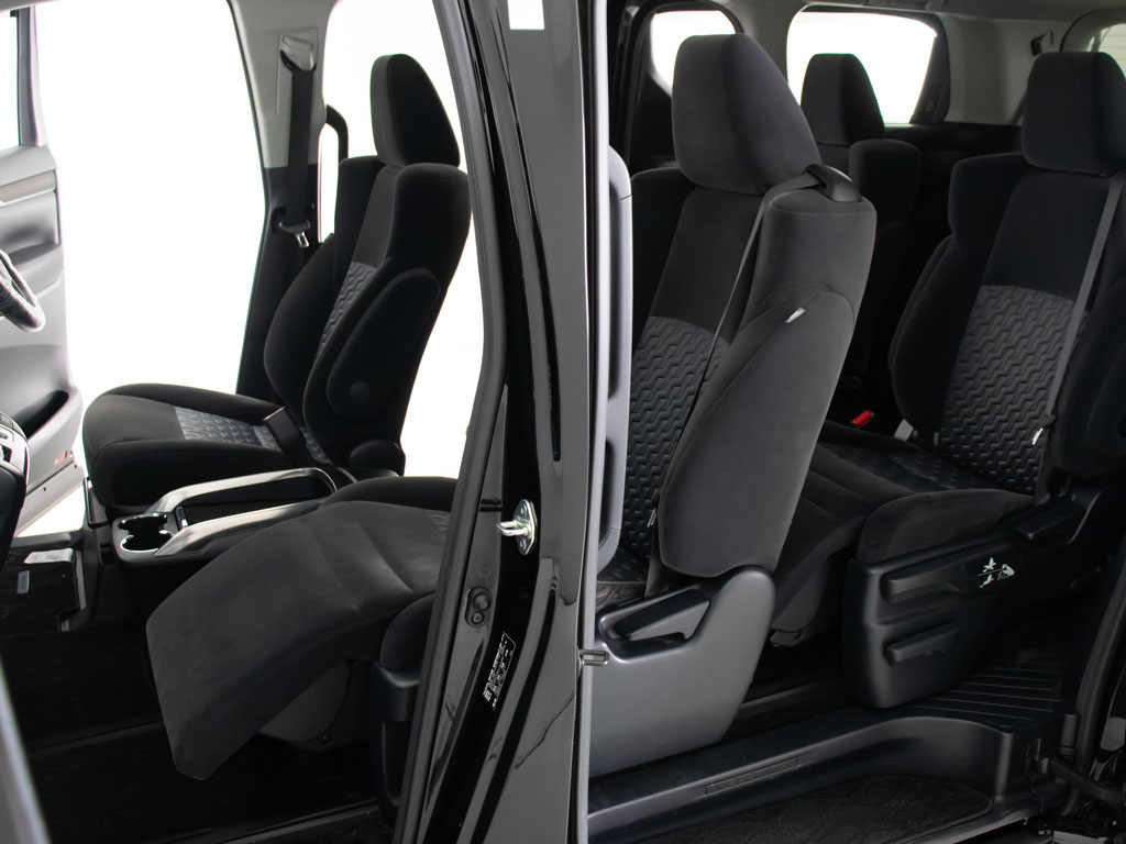 助手席は「スーパーロングスライドシート」
を採用！最大1,160mmのスーパーロングスラ
イドが可能！オットマンと合わせてくつろぎ
空間を作り出します！