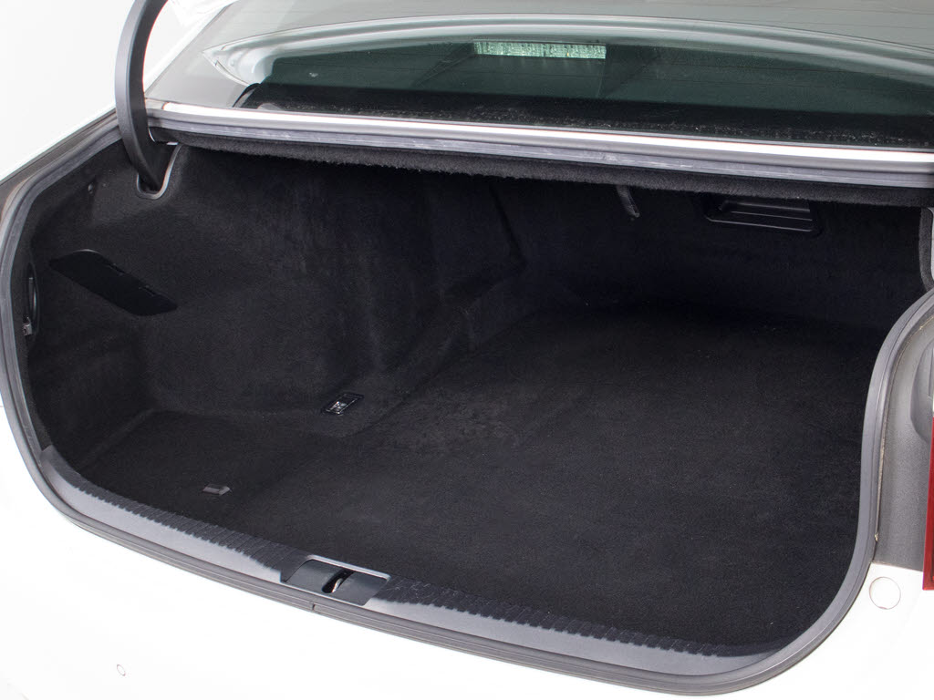トランクが狭いと思っておりませんか？実際
は大容量トランクです！旅行等の長距離ドラ
イブも快適です！また、屋根付きスペースを
完備しておりますので、夜間でも、雨でも雪
の日だってゆっくりご覧頂けます。