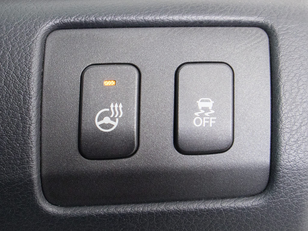 ★使いやすさや安全性を追求したステアリン
グ周り！高級車ゆえにスイッチ類が多いのも
特徴ですね！考え尽くされた配置ですぐに使
いこなす事が出来ますのでご安心下さい！是
非、体感してみて下さい！！