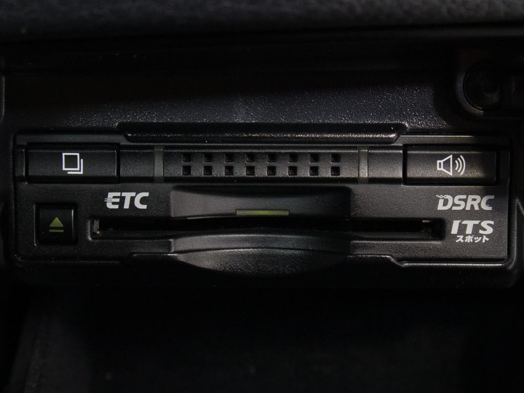 ★ＥＴＣ（ＤＳＲＣ）が装備されています！
！社外品とは違い収まりの良いデザインが人
気！高速道路を利用する際は必需品ですよね
！！ストレス無く料金所を通過出来ます！！