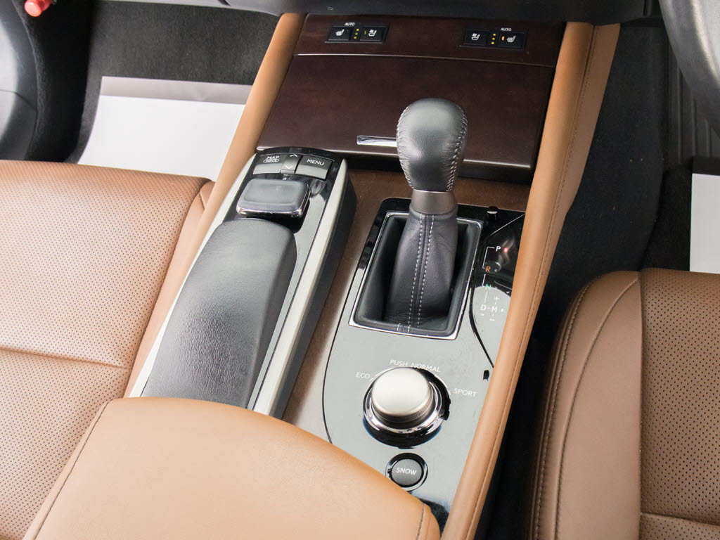 シフト周りです。スッキリとしつつも高級感
や操作性を損なわない作りとなっております
。