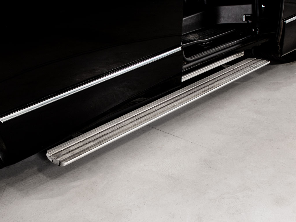 後席を開けると車両下部から自動でｽﾃｯﾌﾟが
展開して乗り降りをサポートします！もちろ
んオンオフの切り替えも可能です！