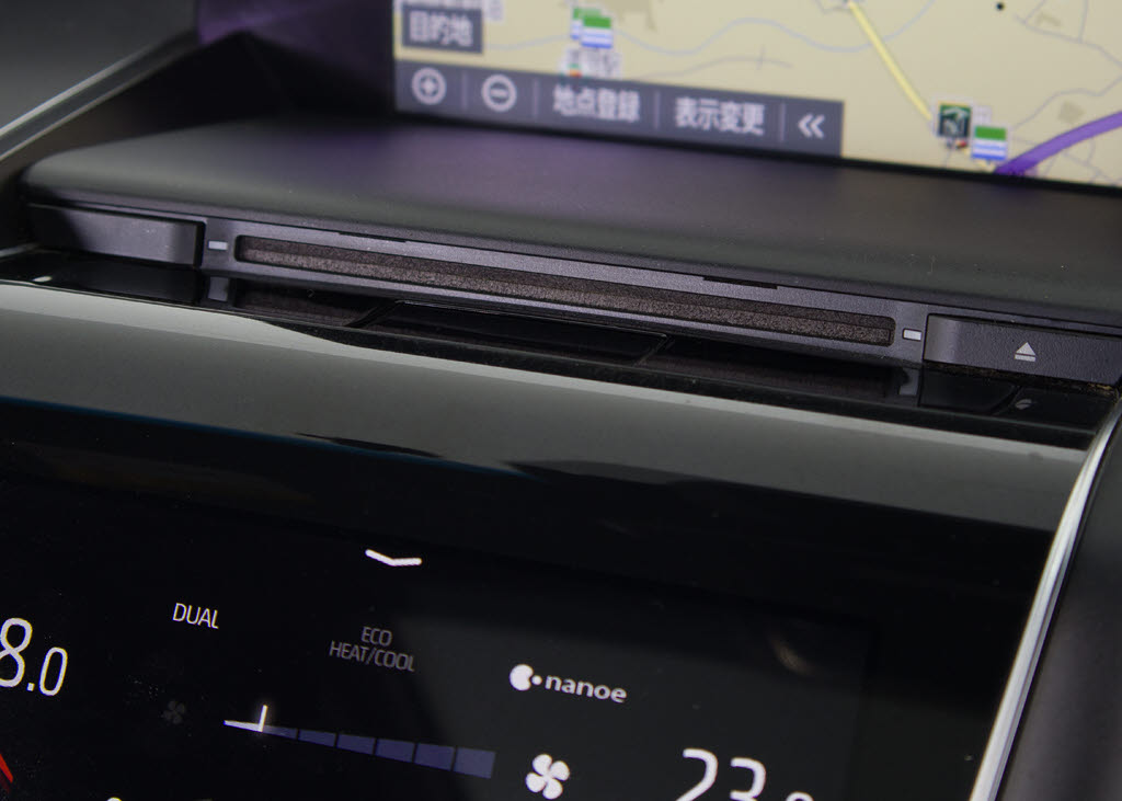 ＣＤはもちろんの事、ＤＶＤ＆Ｂｌｕ－ｒａ
ｙ再生も可能です。フルセグ地デジにも対応
しさらにＢｌｕｅｔｏｏｔｈにも対応してお
ります