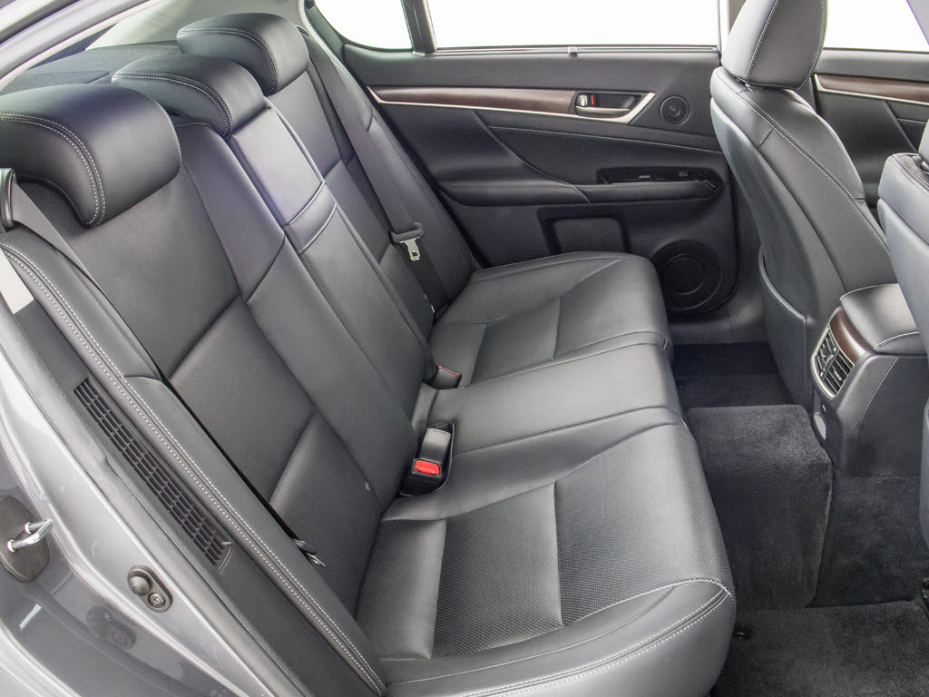 赤革、茶革、黒革、白革、黒×赤コンビ革・
・・お好みの色で新品本革シートを作成でき
ます！オリジナル本革でカーライフを満喫は
いかがでしょうか？ご興味ある方は、デザイ
ン等含め当社までお問い合わせください！