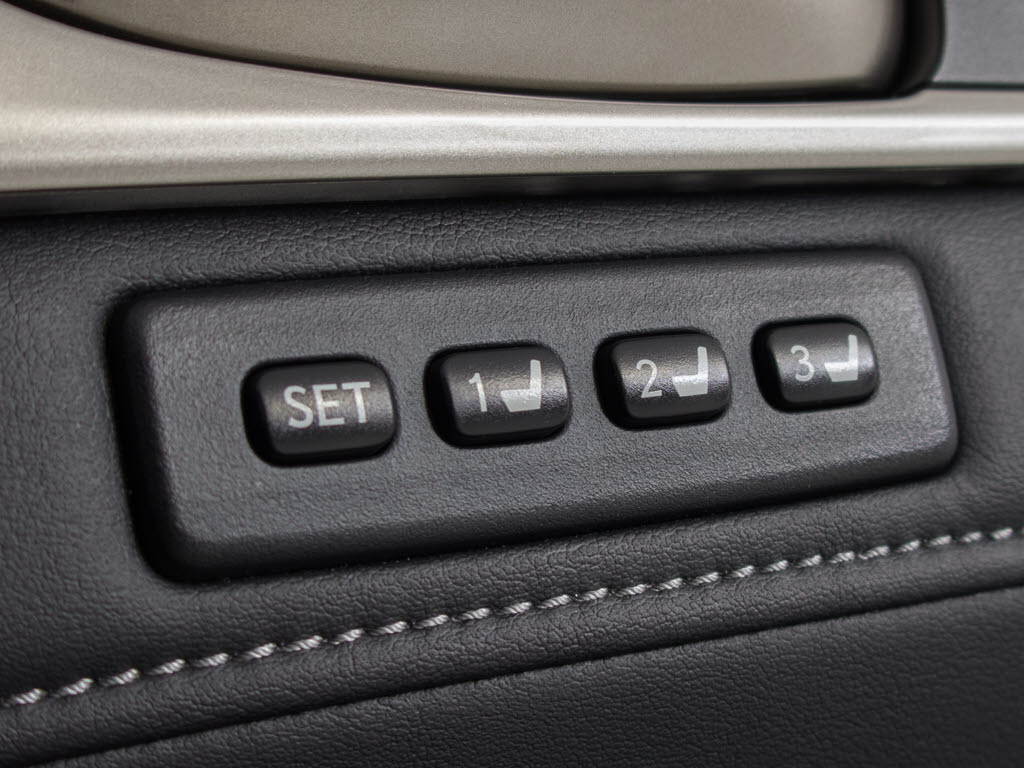 ★メーカー純正の大画面ＨＤＤマルチが装備
されています！操作も簡単！見やすい！純正
だからこその使いやすさ！地図情報の更新も
出来ますので安心してお使い頂けます！！