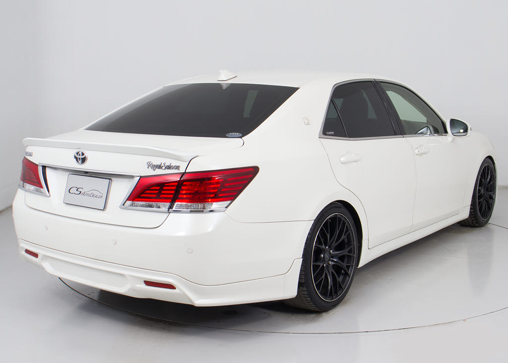 個性的なリアビューで御座います。精悍な佇
まいは高級車ならではです。