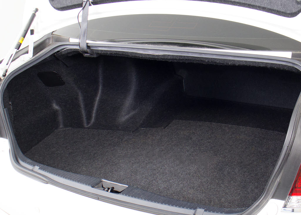 トランクが狭いと思っておりませんか？実際
は大容量トランクです！旅行等の長距離ドラ
イブも快適です！また、屋根付きスペースを
完備しておりますので、夜間でも、雨でも雪
の日だってゆっくりご覧頂けます。