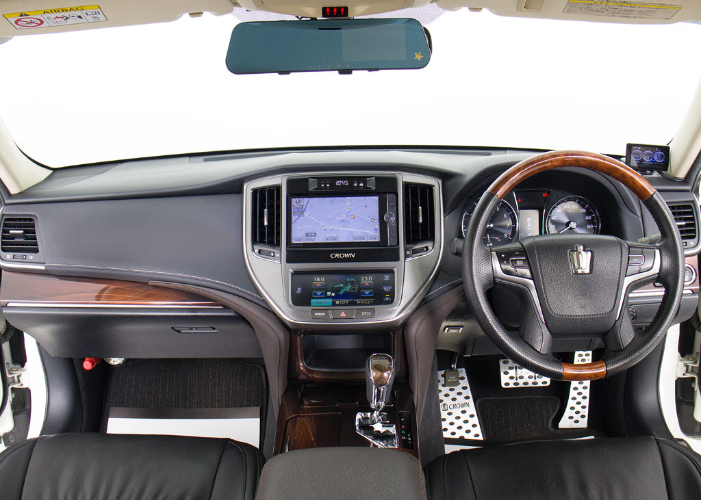 禁煙車です！室内は嫌なニオイも無く、すご
く綺麗な状態です！禁煙車・・特にセダンタ
イプのお車では少ないですよね！！タバコの
ニオイが苦手なお客様必見です！快適にご乗
車頂けます！！