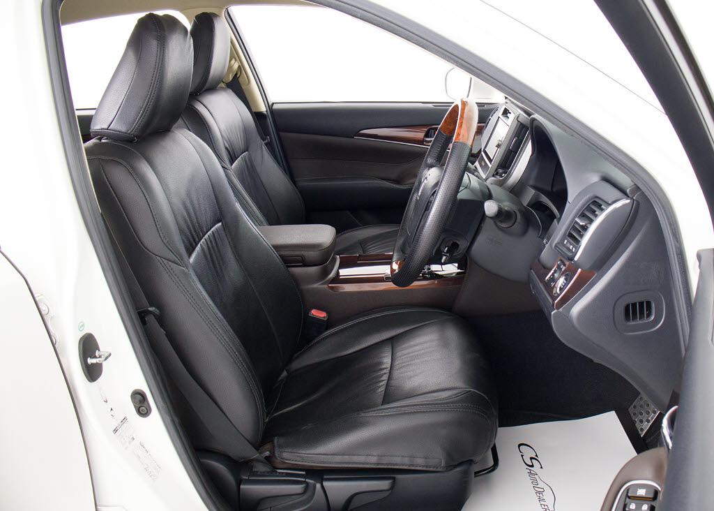 当社では、オゾンＯ３を利用した、根本的な
脱臭・消臭・除菌クリーニングを承っており
ます！こだわりのクリーニングで綺麗なお車
をご提供可能です！