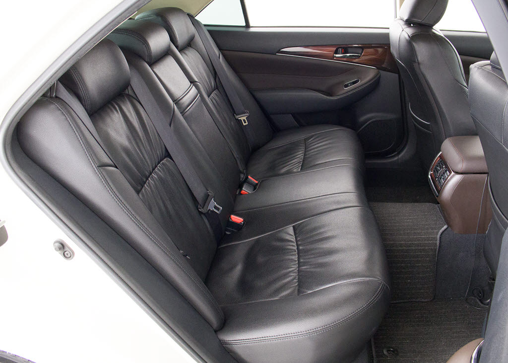 黒革調シートカバー付！！当社では、本革シ
ートのカラー変更や張替えも出来ます！ワイ
ン・茶・赤・青・黄色・コンビ色など何でも
ＯＫです！