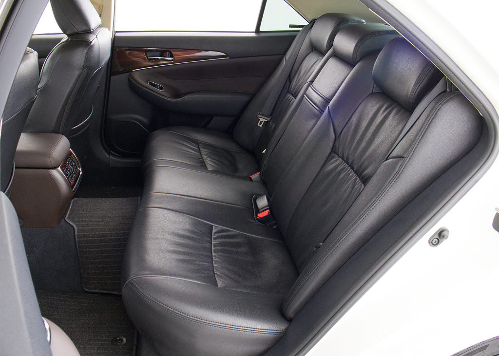 黒革調シートカバー付！！当社では、本革シ
ートのカラー変更や張替えも出来ます！ワイ
ン・茶・赤・青・黄色・コンビ色など何でも
ＯＫです！