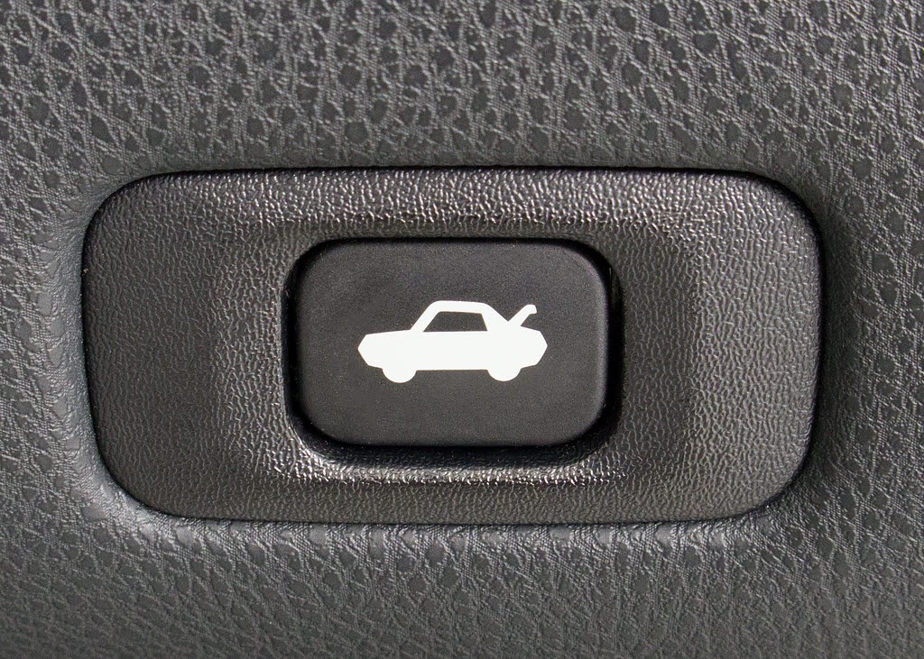 ボタン一つでトランクオープンが可能！車内
から操作できる為、非常に便利な装備の一つ
となります！
