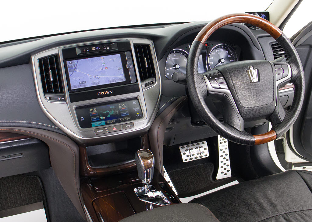 使いやすさや安全性を追求したステアリング
周り！高級車ゆえにスイッチ類が多いのも特
徴ですね！考え尽くされた配置ですぐに使い
こなす事が出来ますのでご安心下さい！是非
、体感してみて下さい！！