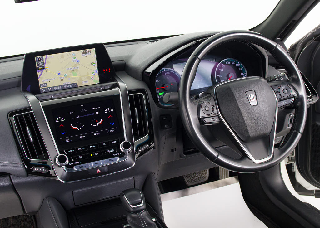 使いやすさや安全性を追求したステアリング
周り！高級車ゆえにスイッチ類が多いのも特
徴ですね！考え尽くされた配置ですぐに使い
こなす事が出来ますのでご安心下さい！是非
、体感してみて下さい！！