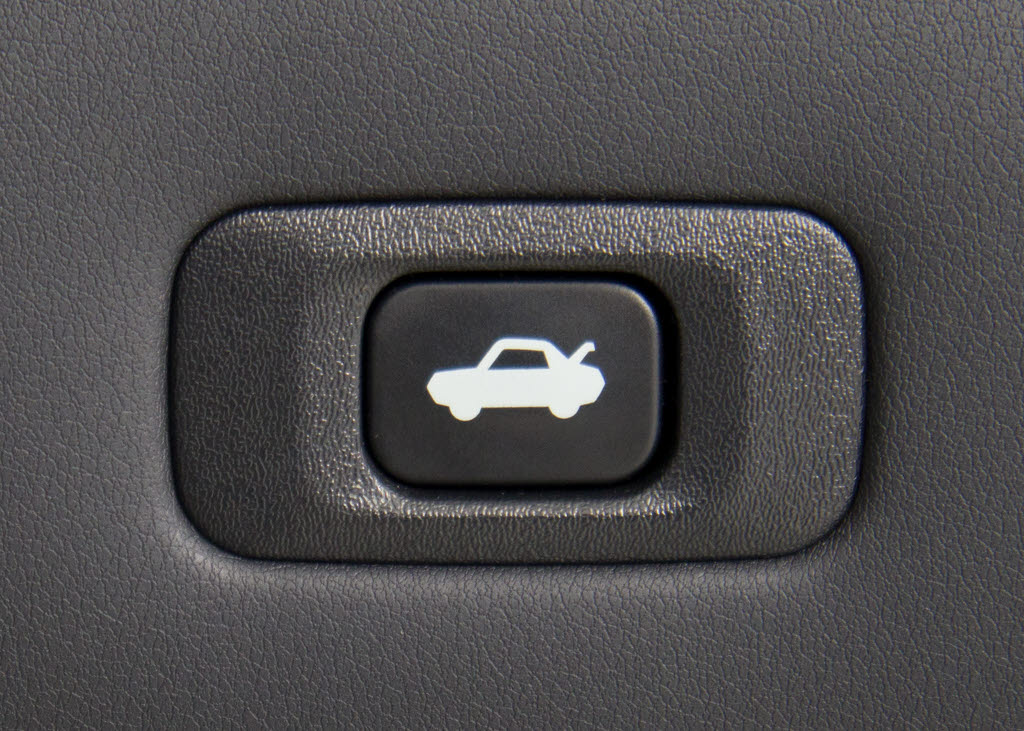 ボタン一つでトランクオープンが可能！車内
から操作できる為、非常に便利な装備の一つ
となります！