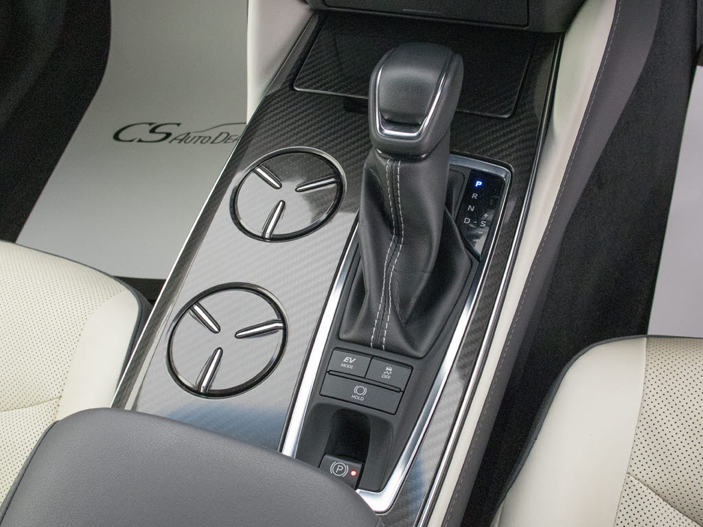 シフト周りです。スッキリとしつつも高級感
や操作性を損なわない作りとなって参ります
。