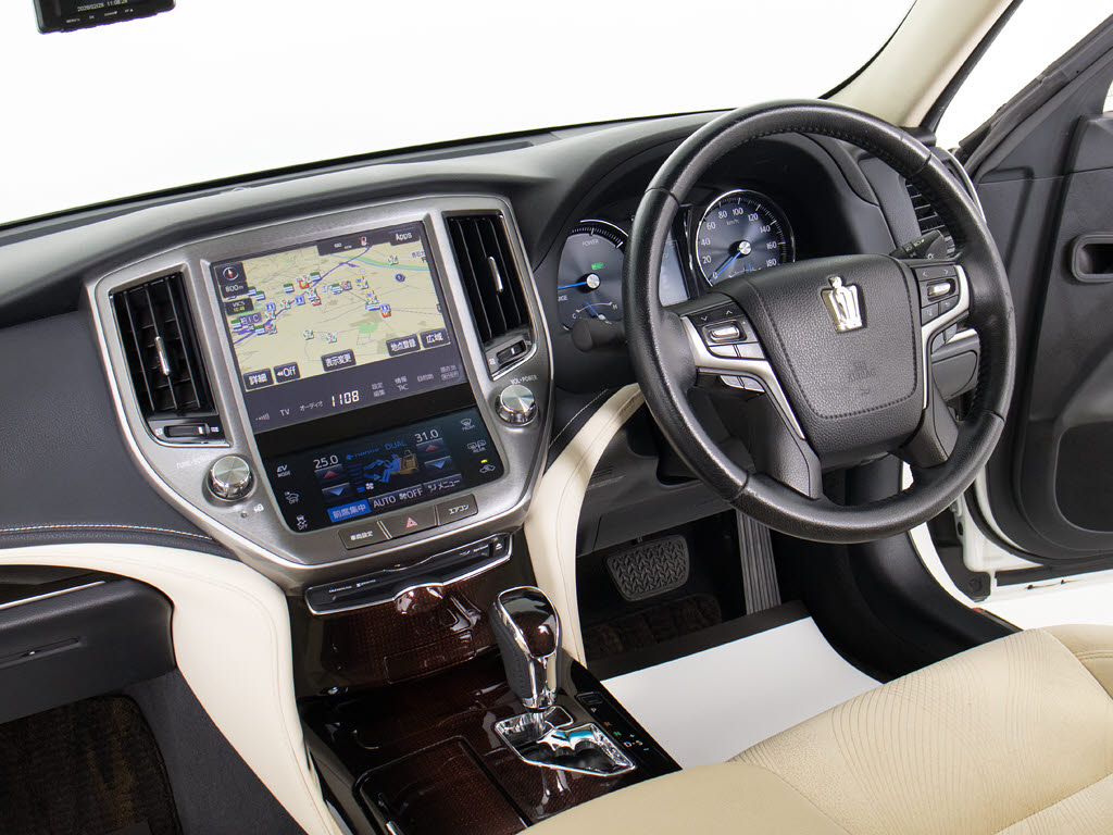 使いやすさや安全性を追求したステアリング
周り！高級車ゆえにスイッチ類が多いのも特
徴ですね！考え尽くされた配置ですぐに使い
こなす事が出来ますのでご安心下さい！是非
、体感してみて下さい！！
