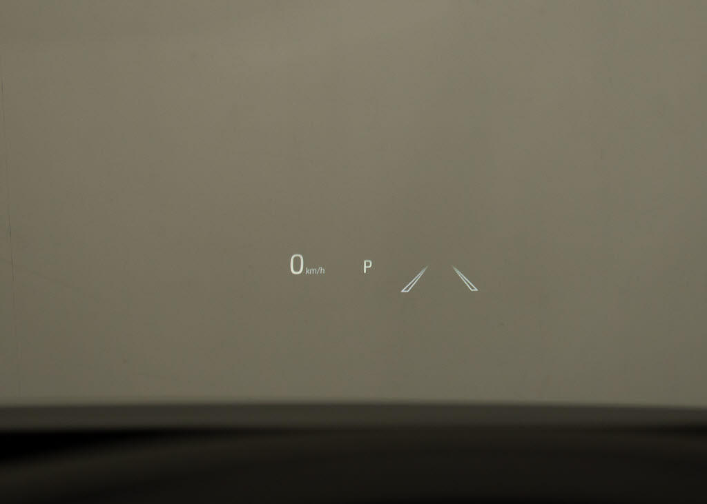 ヘッドアップディスプレイ（ＨＵＤ）付！、
フロントウインドウガラスに運転支援システ
ムの作動状況や走行に関するさまざまな情報
を表示することができます。