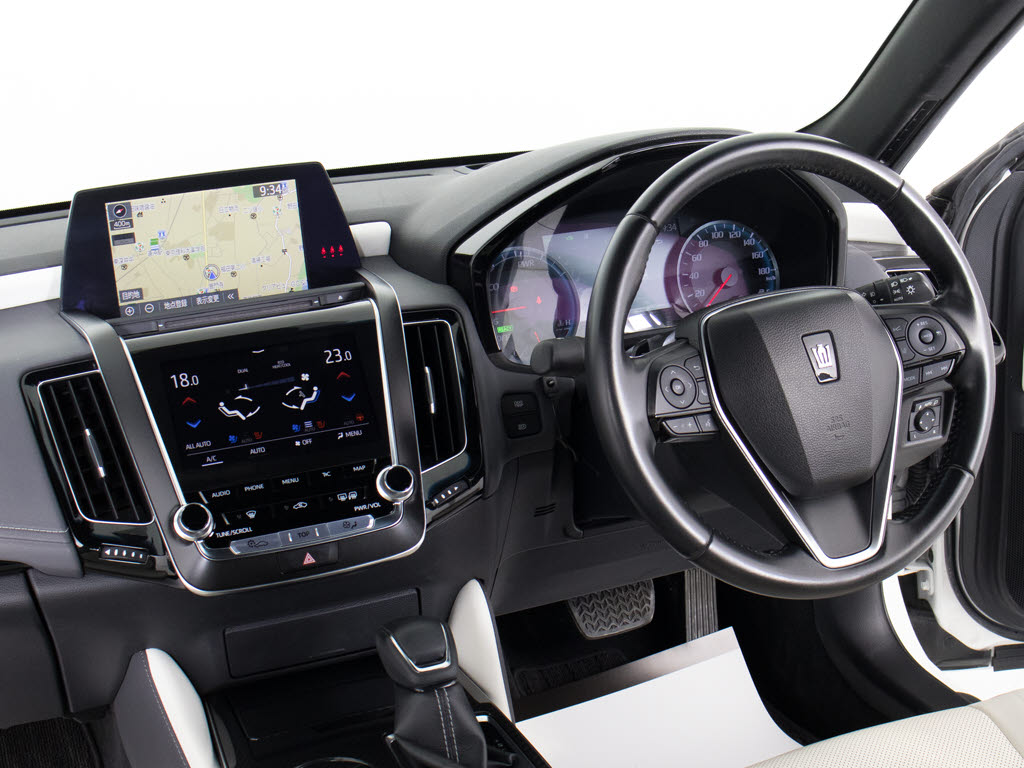 使いやすさや安全性を追求したステアリング
周り！高級車ゆえにスイッチ類が多いのも特
徴ですね！考え尽くされた配置ですぐに使い
こなす事が出来ますのでご安心下さい！是非
、体感してみて下さい！！