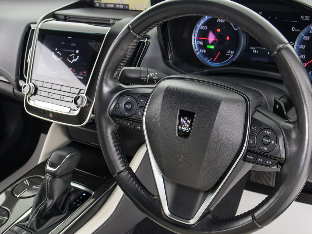 使いやすさや安全性を追求したステアリング
周り！高級車ゆえにスイッチ類が多いのも特
徴ですね！考え尽くされた配置ですぐに使い
こなす事が出来ますのでご安心下さい！是非
、体感してみて下さい！！