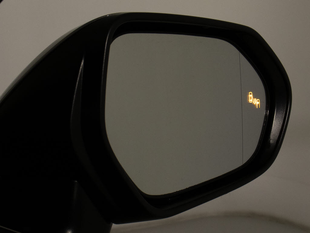 ＢＳＭ（ブラインドスポット）モニター装備
！死角の車の接近をお知らせしてくれる安全
装備になります！