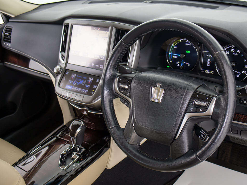 ★使いやすさや安全性を追求したステアリン
グ周り！高級車ゆえにスイッチ類が多いのも
特徴ですね！考え尽くされた配置ですぐに使
いこなす事が出来ますのでご安心下さい！是
非、体感してみて下さい！！