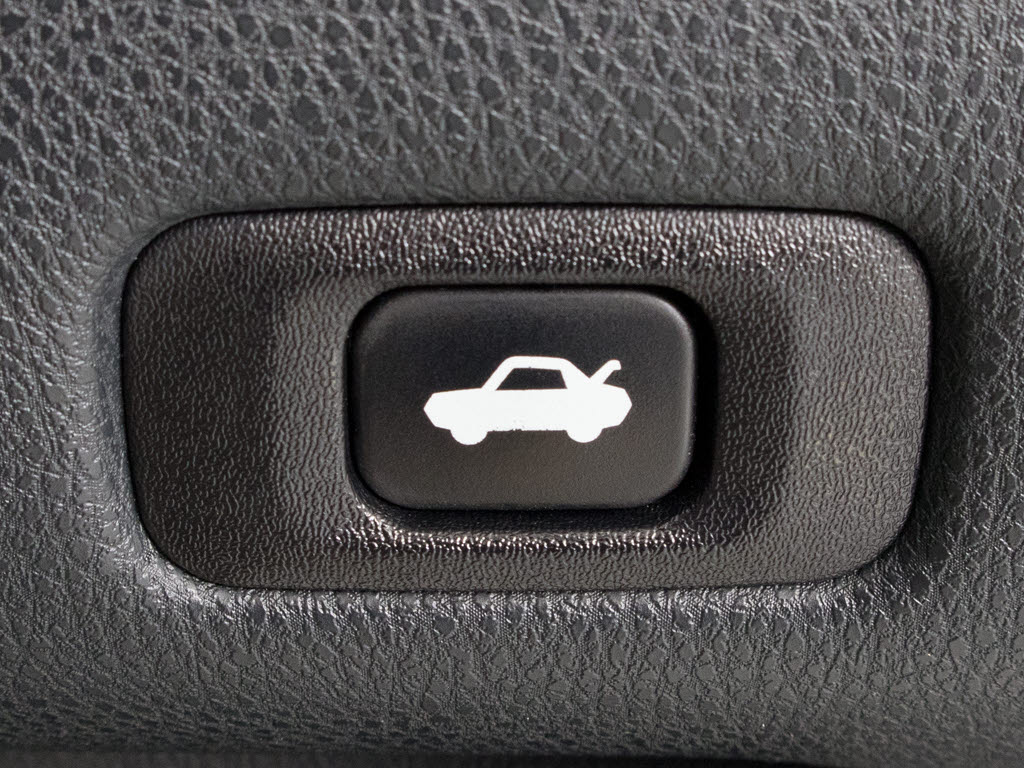 ボタン一つでトランクオープンが可能！車内
から操作できる為、非常に便利な装備の一つ
となります！