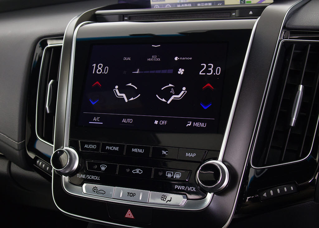 使いやすさや安全性を追求したステアリング
周り！高級車ゆえにスイッチ類が多いのも特
徴ですね！考え尽くされた配置ですぐに使い
こなす事が出来ますのでご安心下さい！是非
、体感してみて下さい！！
