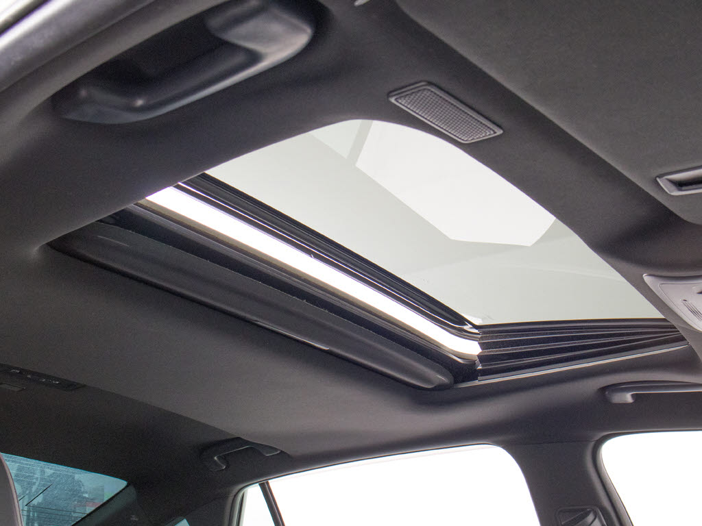 人気装備のサンルーフが付いています！上下
チルトに前後スライド機能が付いていますの
で、様々なドライブシーンで活躍してくれま
す！！開放感ある車内空間は気持ちがいいで
すよ！是非体感してみて下さい！