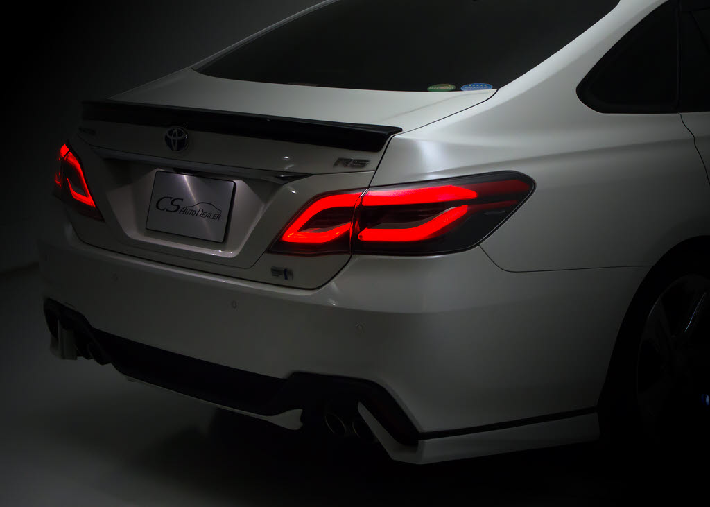 個性的なリアビューで御座います。精悍な佇
まいは高級車ならではです。