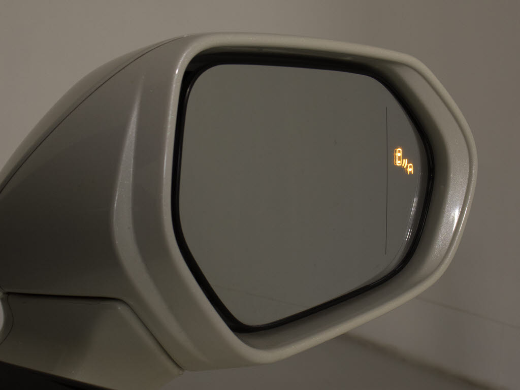 ＢＳＭ（ブラインドスポットモニタ）！隣の
車線を走る車両をレーダーで検知し、ドアミ
ラーでは確認しにくい後側方エリアに存在す
る車両に加えて、急接近してくる車両も検知
します。