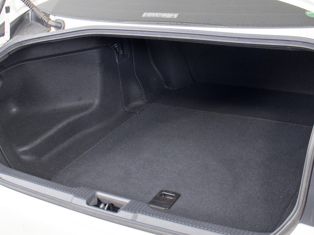 トランクが狭いと思っておりませんか？実際
は大容量トランクです！旅行等の長距離ドラ
イブも快適です！また、屋根付きスペースを
完備しておりますので、夜間でも、雨でも雪
の日だってゆっくりご覧頂けます。