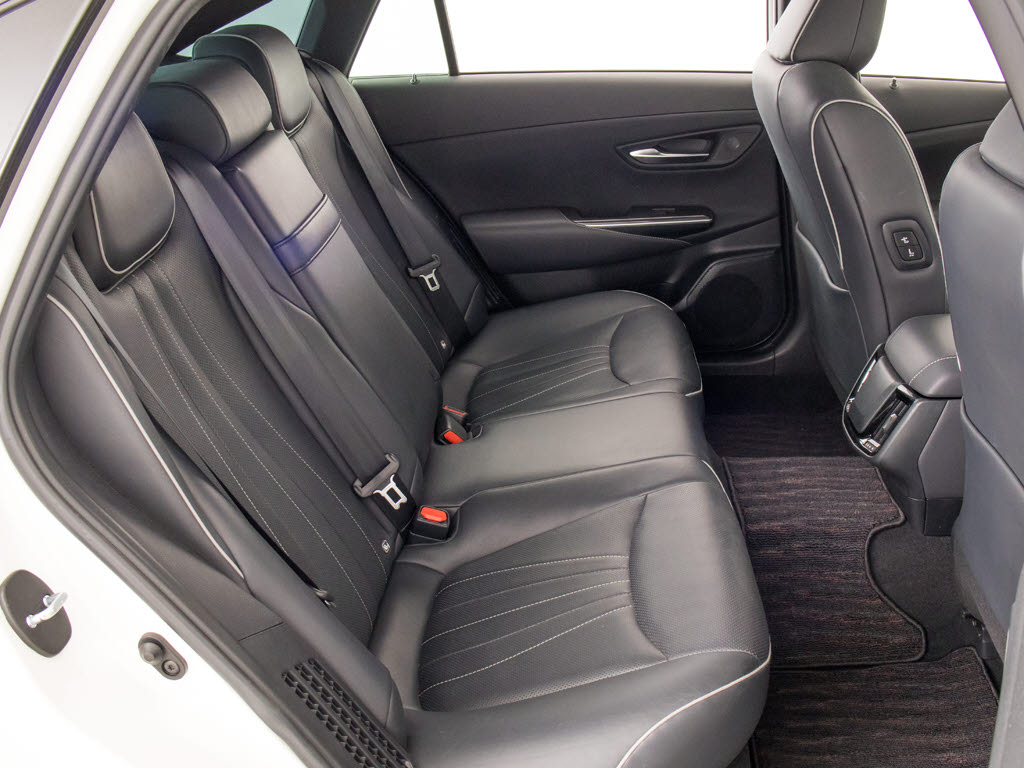 人気の本革シート付きです！！本革が装備さ
れるだけで高級感が増します！当社では、本
革シートのカラー変更や張替えも出来ます！
ワイン・茶・赤・青・オレンジ・黄色・コン
ビ色など何でもＯＫです！