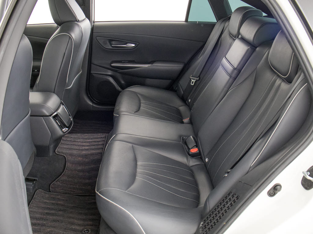 人気の本革シート付きです！！本革が装備さ
れるだけで高級感が増します！当社では、本
革シートのカラー変更や張替えも出来ます！
ワイン・茶・赤・青・オレンジ・黄色・コン
ビ色など何でもＯＫです！