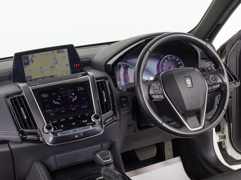 使いやすさや安全性を追求したステアリング
周り！高級車ゆえにスイッチ類が多いのも特
徴ですね！考え尽くされた配置ですぐに使い
こなす事が出来ますのでご安心下さい！是非
、体感してみて下さい！！