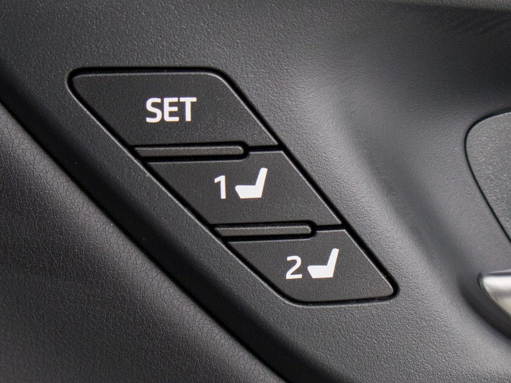 シートメモリー付き！ステアリング、シート
、ドアミラーポジションをメモリー可能です
！