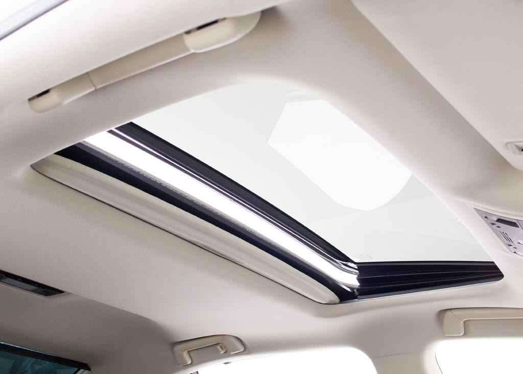 人気装備のサンルーフが付いています！上下
チルトに前後スライド機能が付いていますの
で、様々なドライブシーンで活躍してくれま
す！！開放感ある車内空間は気持ちがいいで
すよ！是非体感してみて下さい！