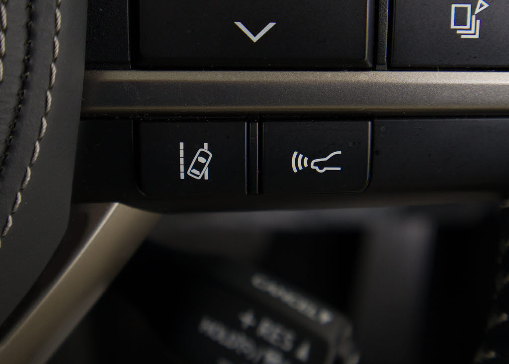 衝突回避支援型プリクラッシュセーフティシ
ステム　前方に出現した障害物に対し警報を
発し、ドライバーに警告。同時にブレーキア
シストにより衝突回避と速度を軽減します。