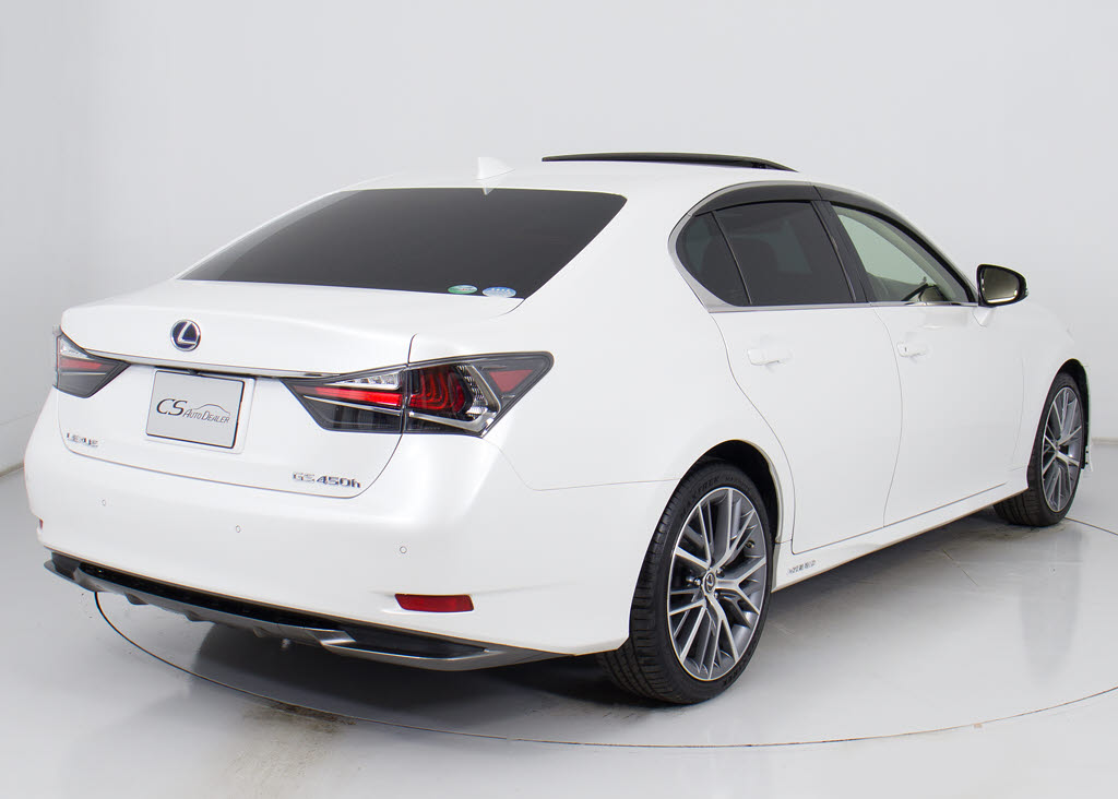 個性的なリアビューで御座います。精悍な佇
まいは高級車ならではです。