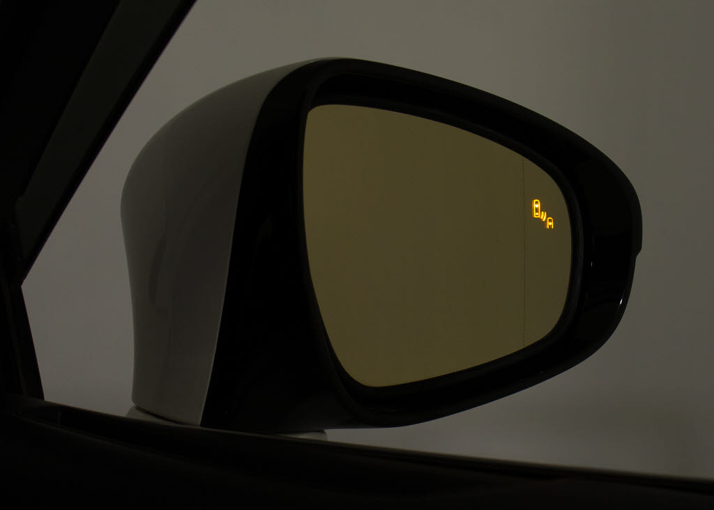 ＢＳＭ（ブラインドスポットモニタ）！隣の
車線を走る車両をレーダーで検知し、ドアミ
ラーでは確認しにくい後側方エリアに存在す
る車両に加えて、急接近してくる車両も検知
します。