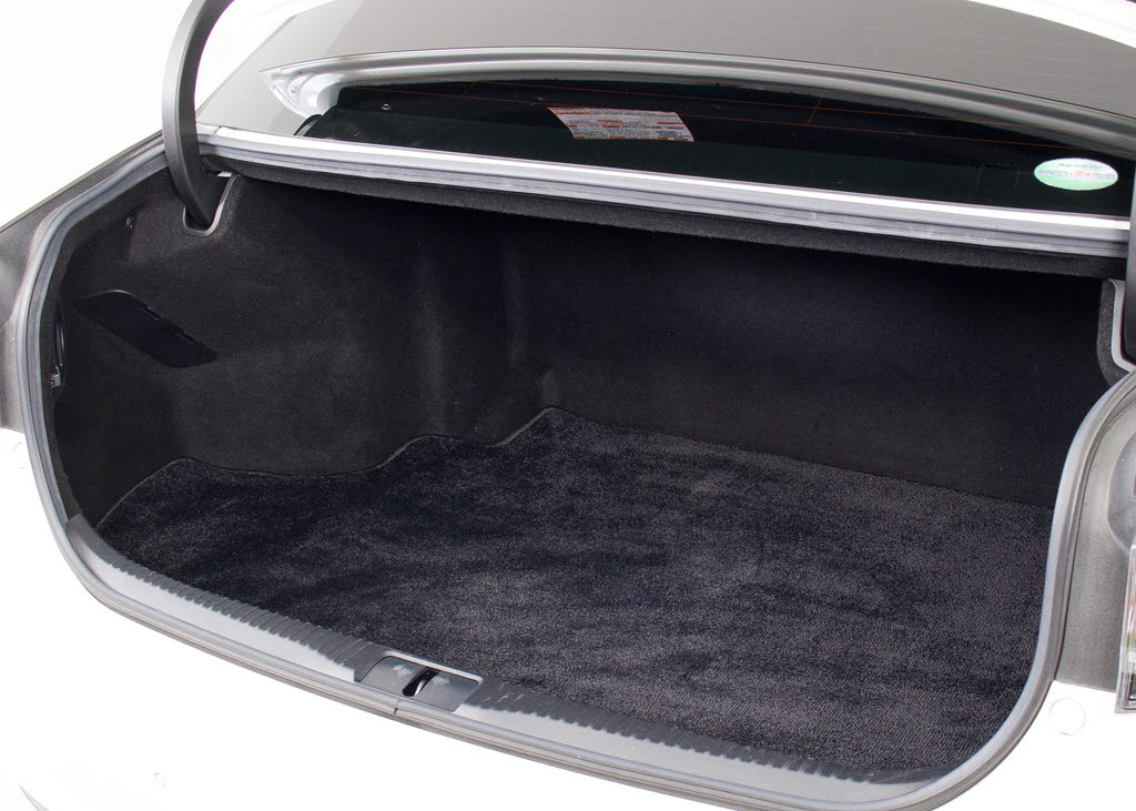 トランクが狭いと思っておりませんか？実際
は大容量トランクです！旅行等の長距離ドラ
イブも快適です！また、屋根付きスペースを
完備しておりますので、夜間でも、雨でも雪
の日だってゆっくりご覧頂けます。