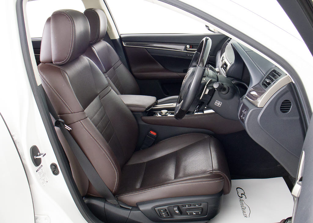 電動パワーシート完備！細かな自身に合った
ドライビングポジションの設定が可能となり
ます！