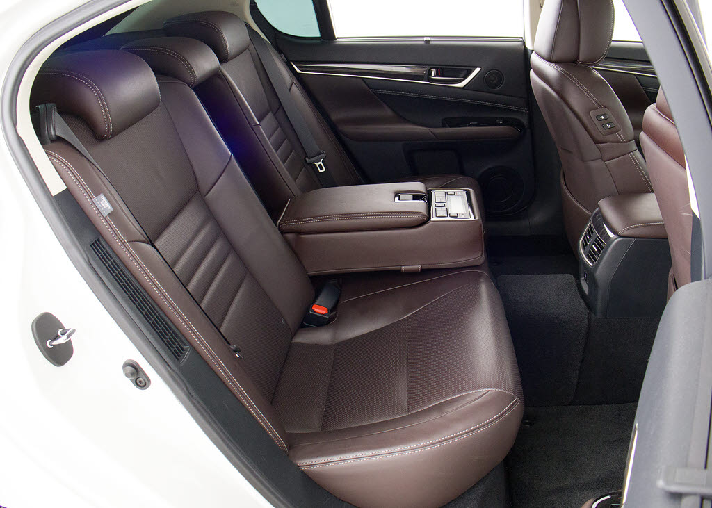 赤革、茶革、黒革、白革、黒×赤コンビ革・
・・お好みの色で新品本革シートを作成でき
ます！オリジナル本革でカーライフを満喫は
いかがでしょうか？ご興味ある方は、デザイ
ン等含め当社までお問い合わせください！