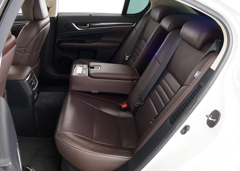 赤革、茶革、黒革、白革、黒×赤コンビ革・
・・お好みの色で新品本革シートを作成でき
ます！オリジナル本革でカーライフを満喫は
いかがでしょうか？ご興味ある方は、デザイ
ン等含め当社までお問い合わせください！