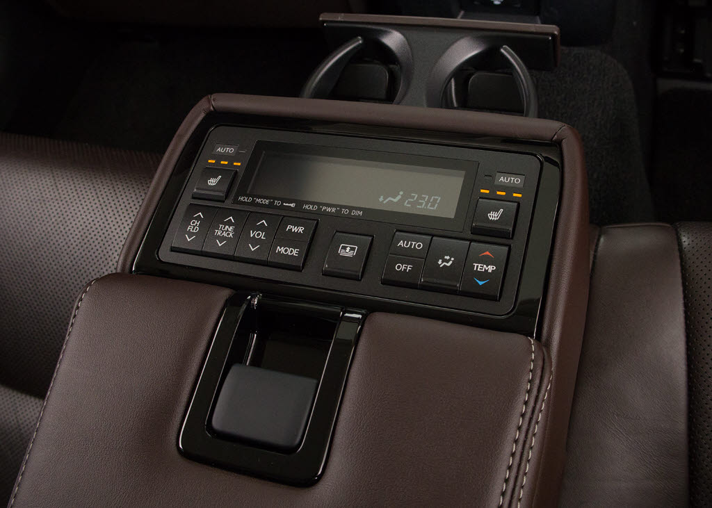 後席もＶＩＰ装備！後席センターコンソール
の画像です！こちらのお車は、オーディオな
ども後席から操作出来るなど豪華！ゲストに
喜んで頂ける装備ですね！