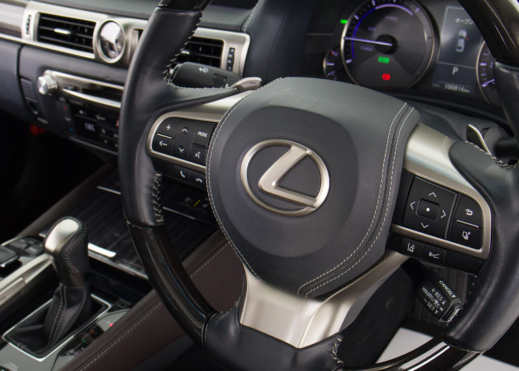 ★使いやすさや安全性を追求したステアリン
グ周り！高級車ゆえにスイッチ類が多いのも
特徴ですね！考え尽くされた配置ですぐに使
いこなす事が出来ますのでご安心下さい！是
非、体感してみて下さい！！