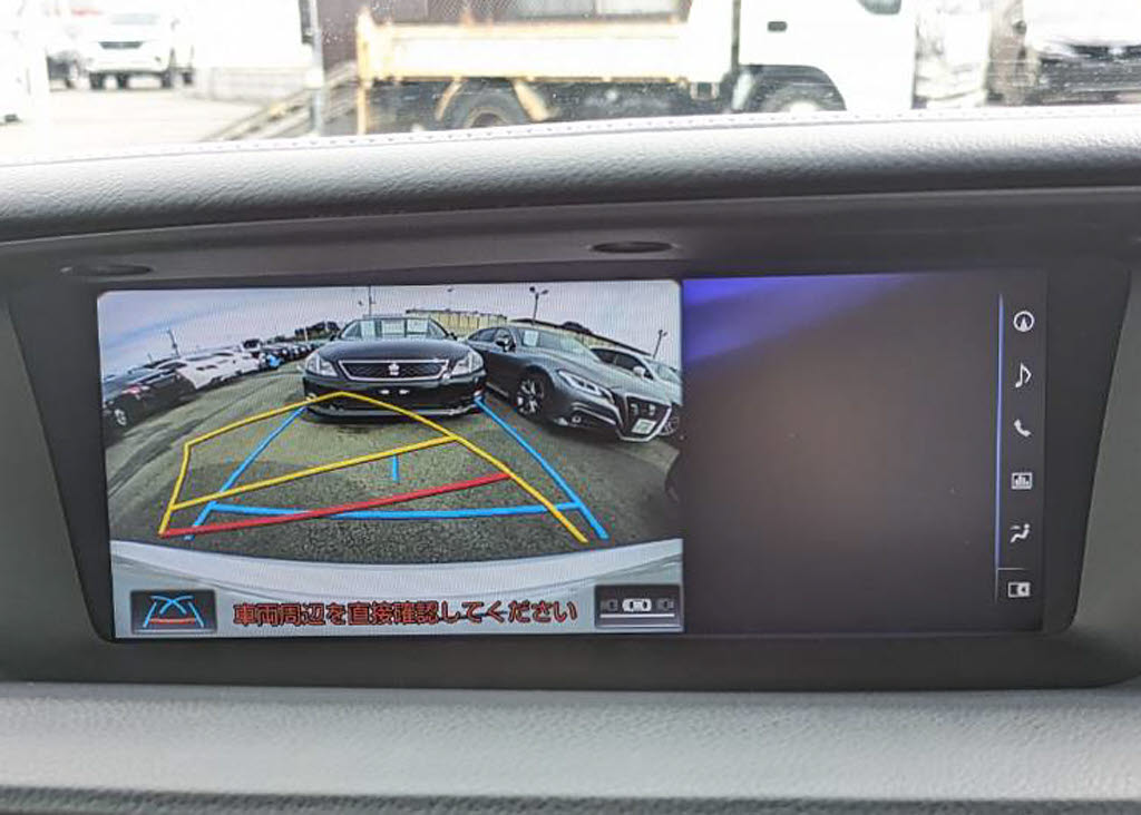 カラーバックカメラが付いています！バック
にギアを入れると、後方視界が自動的にマル
チ画面に映し出されます！夜も明るく見えま
すので、すごく便利！！一度使うとカメラ無
しには乗りたくない程！