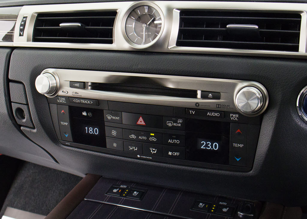 ＣＤはもちろんの事、ＤＶＤ＆Ｂｌｕ－ｒａ
ｙ再生も可能です。フルセグ地デジにも対応
しさらにＢｌｕｅｔｏｏｔｈにも対応してお
ります