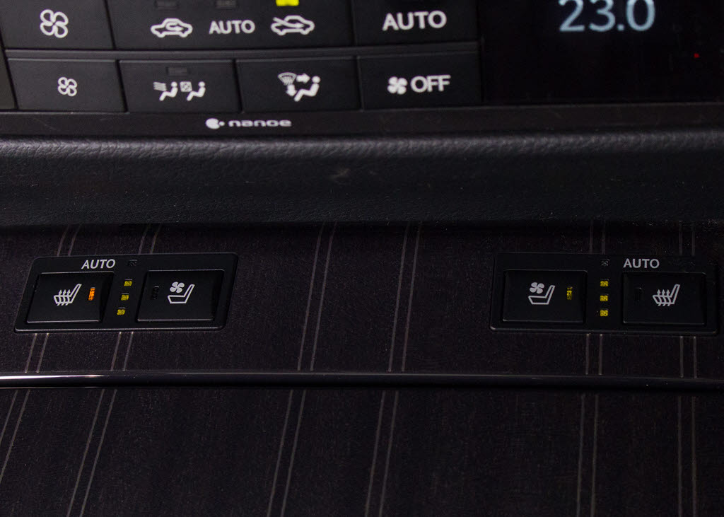 ★快適エアシート＆シートヒーターを装備し
ています！高級車ならではの装備です！シー
トが暖まる機能！シートから冷風が出る機能
！どちらも付いています！！寒い冬も、暑い
夏も快適にご乗車頂けますよ！！